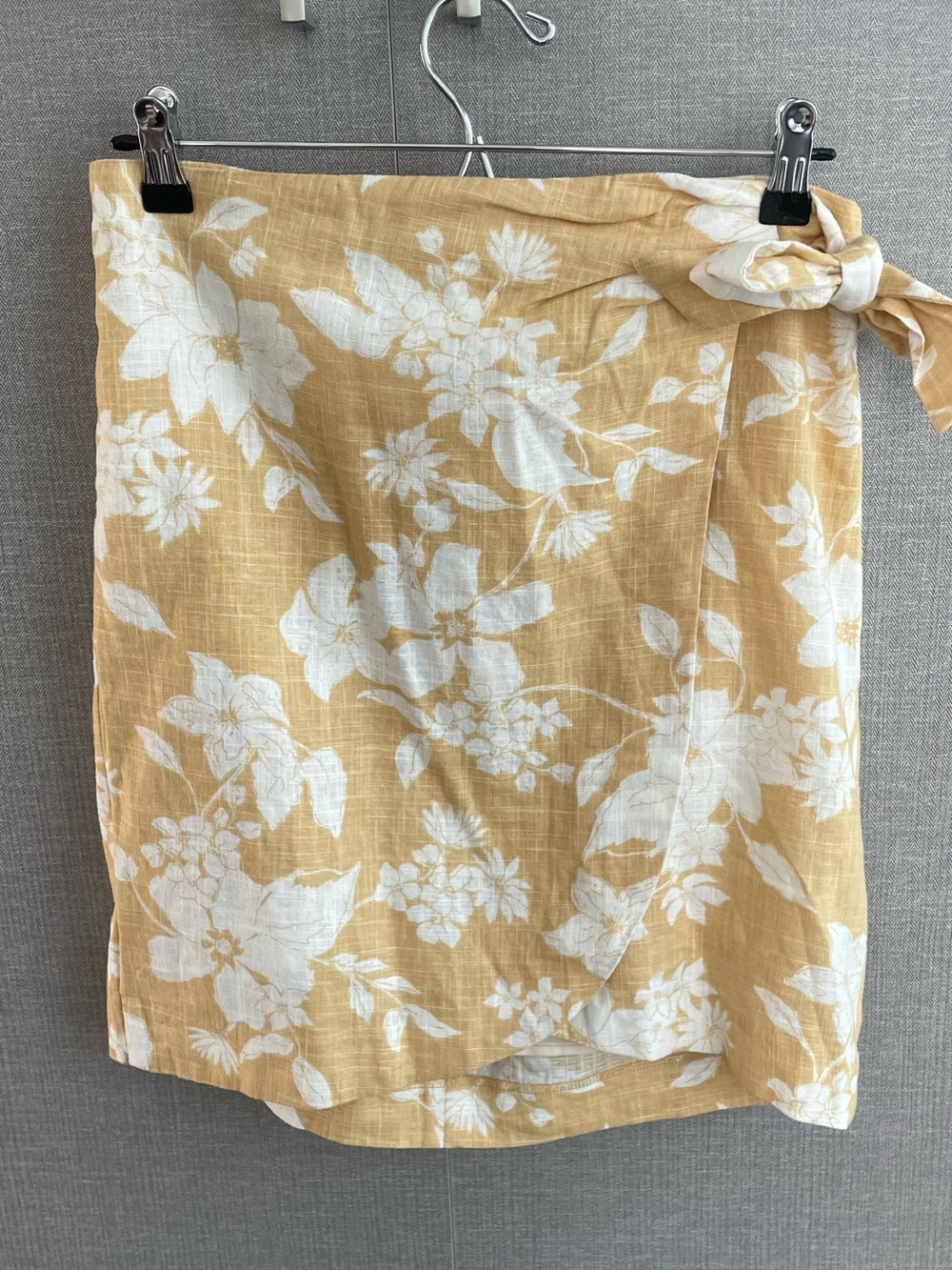 RW&CO Stretch Linen & Viscose yellow floral wrap skirt with back zipper